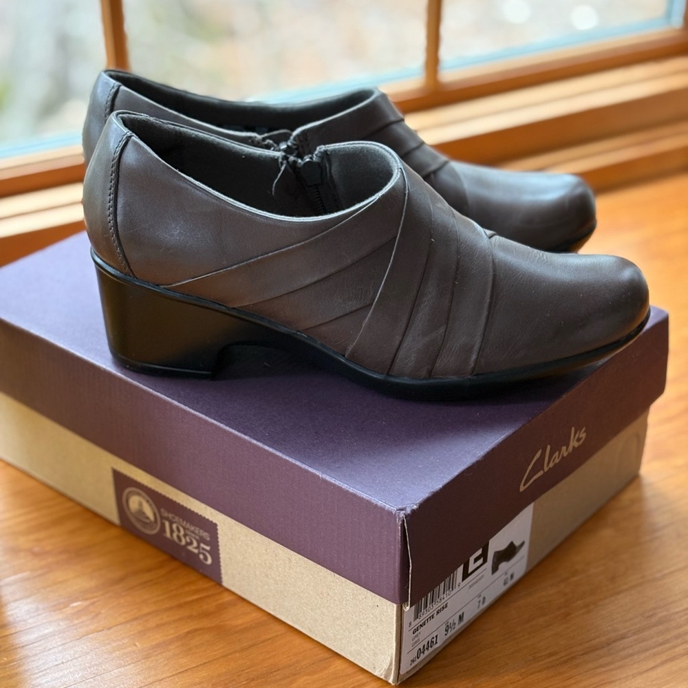 New with box-Clarks Women's Genette rise Grey Gris 9 1/2